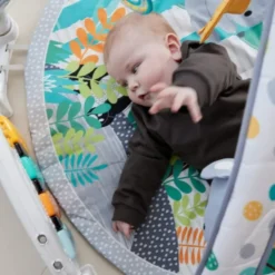 Aktivitetsteppe med kick-and-play funksjon