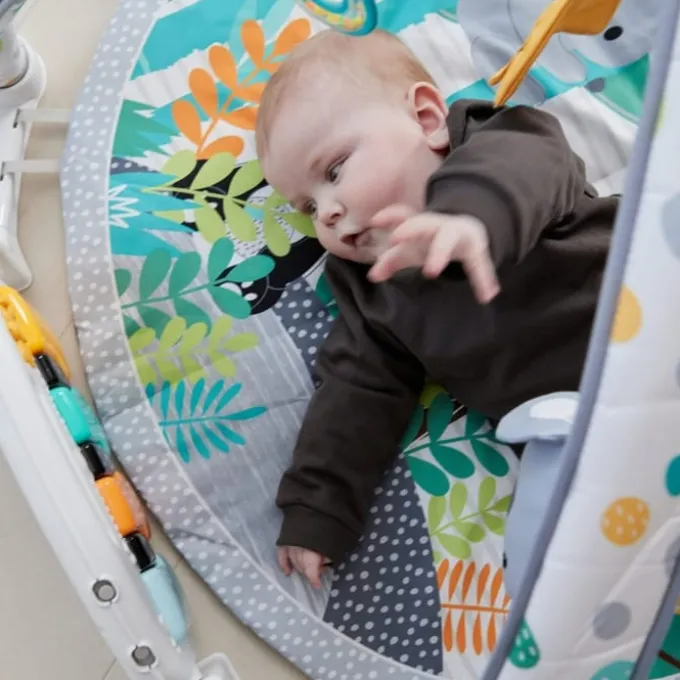 Aktivitetsteppe med kick-and-play funksjon