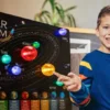 Lag en solsystem-plakat med lys i